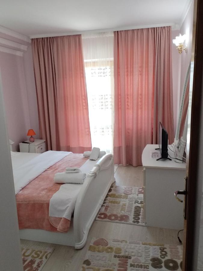 - Creta Guest house *