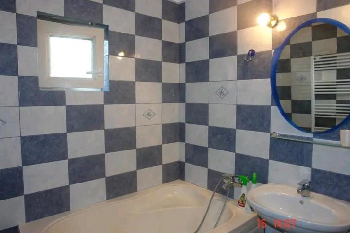 - Creta Guest house *