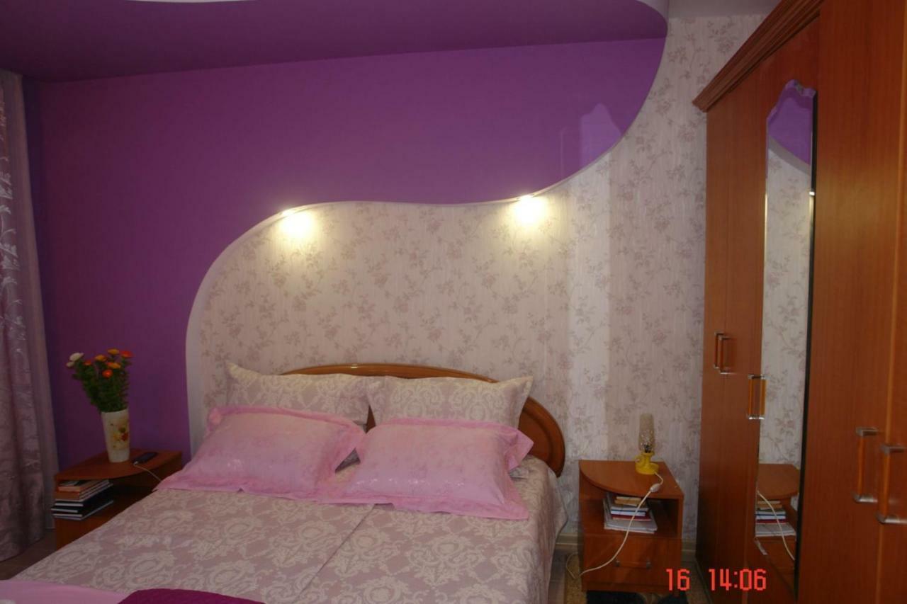 - Creta Guest house *